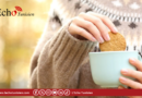 غمس البسكويت في الشاي.. خبراء يحذرون من مخاطر صحية