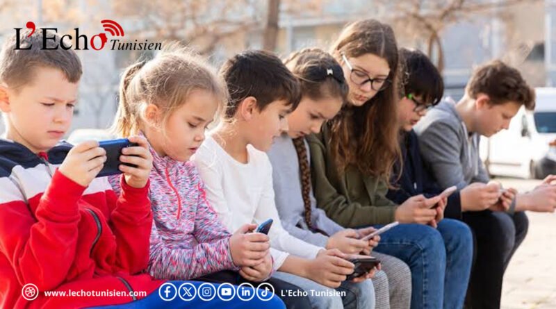 La France durcit le cadre : pas de réseaux sociaux avant 15 ans et fin du portable au lycée